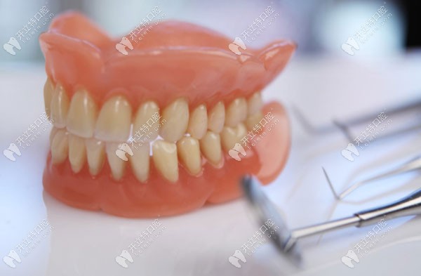 安装全口假牙多少钱？提供全新的全口义齿修复收费价格表
