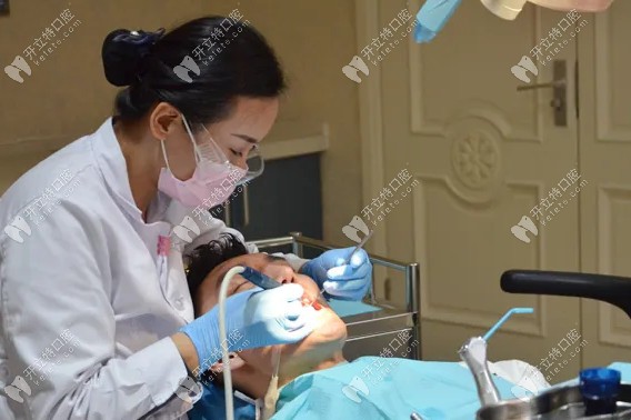 乌鲁木齐美奥口腔尤乐平医生为顾客修复牙齿中