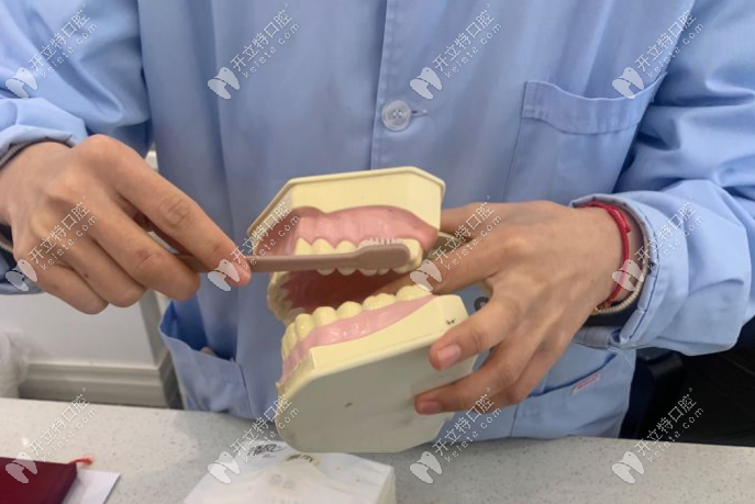 医生教导如何正确刷牙