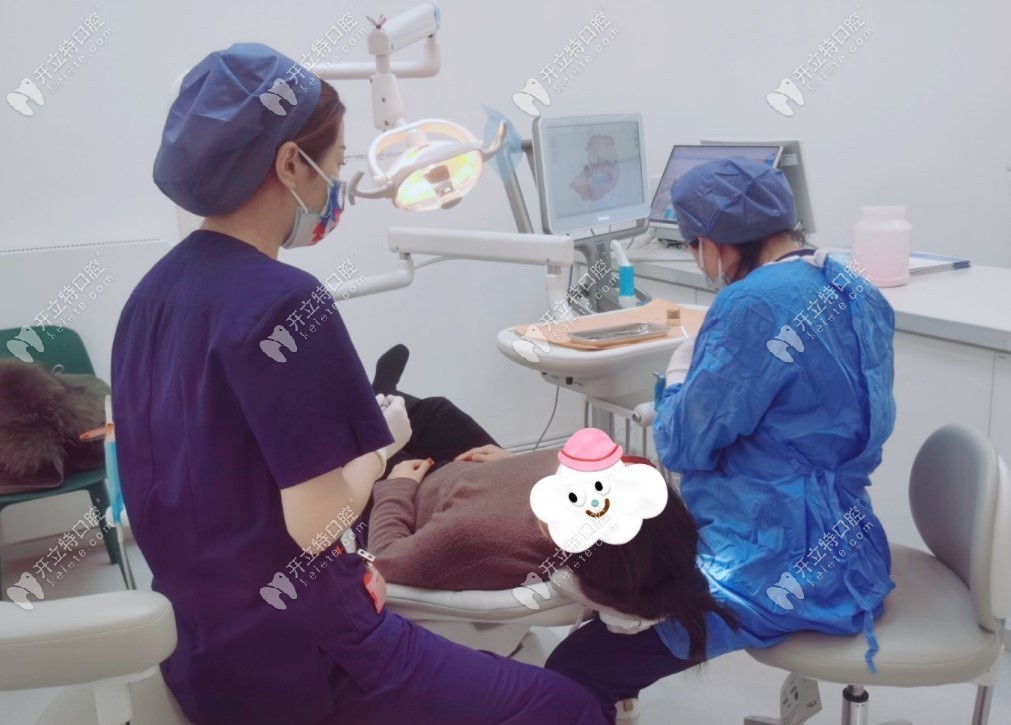 北京磐德口腔醫(yī)生治療時照片