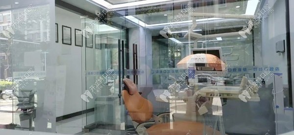 昆明适美口腔的诊疗室采用全透明玻璃