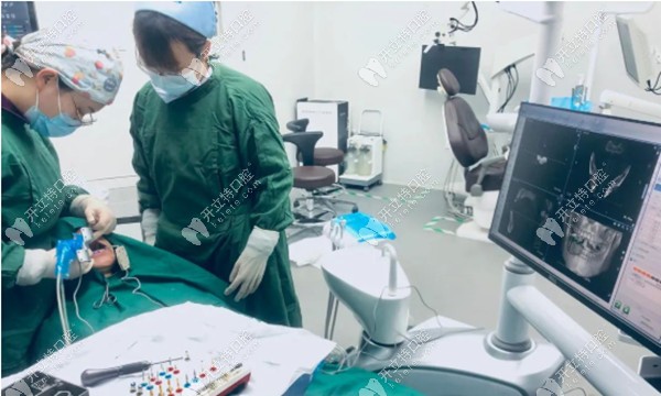 三门峡口腔医院种植二科进行5G动态导航种牙手术