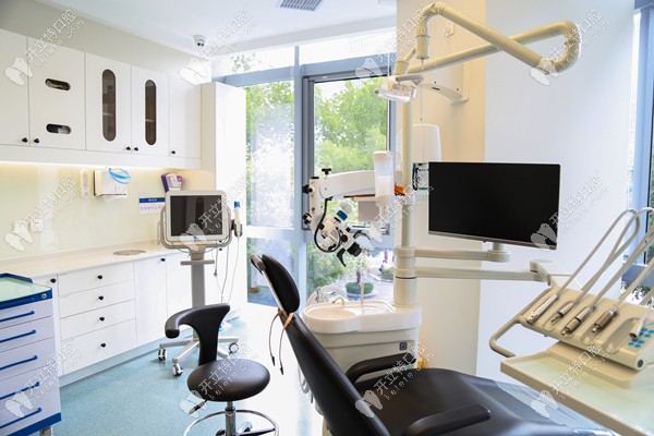 治疗室配置有牙科显微镜及口扫仪