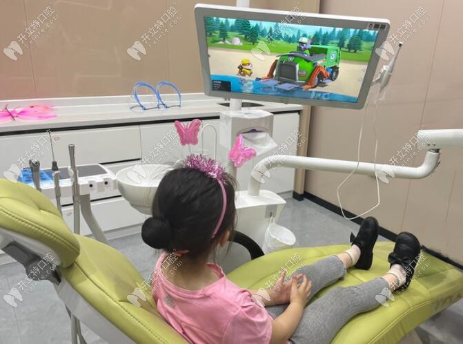 小孩子可以边看动画片边做诊疗