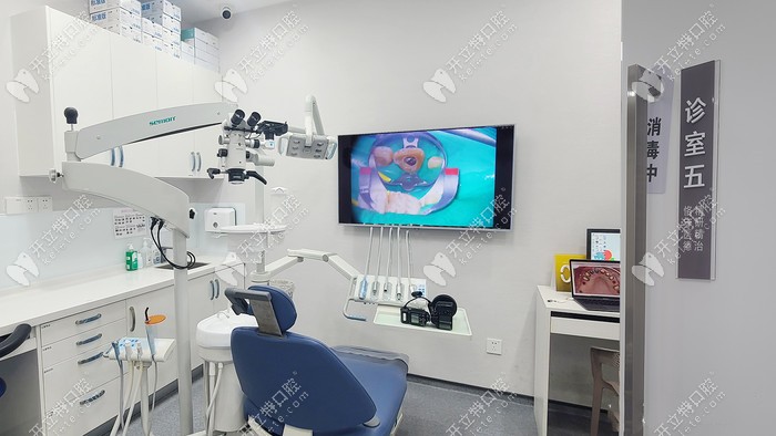 诊室配置有牙科显微镜仪器