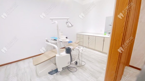 干净明亮的牙齿治疗室