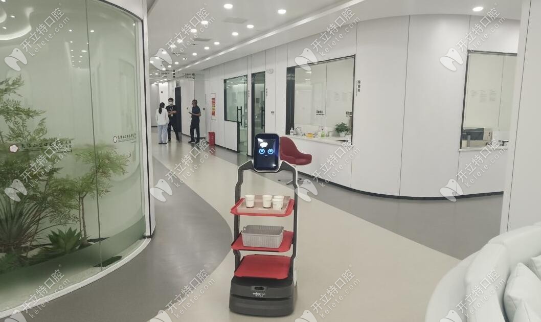 岳阳山竺口腔医院走进门送水消毒都是机器人贴心式服务