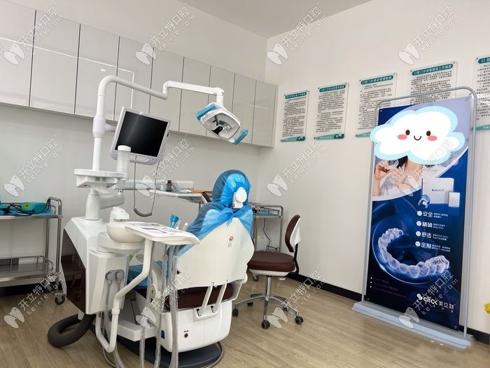 诊室牙椅旁配有内窥镜系统