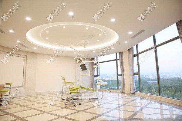 三亞泰康拜博口腔醫(yī)院寬敞的診室