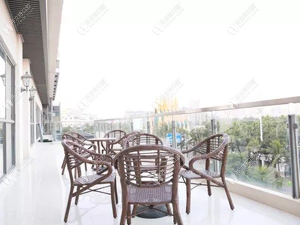 三亞泰康拜博口腔醫(yī)院陽臺休息區(qū)