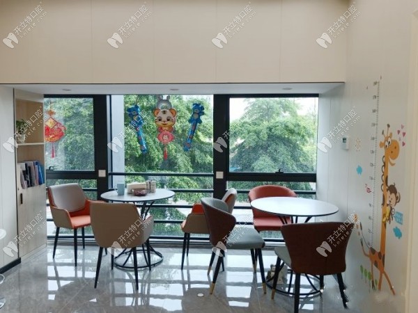 廣州瑞齒特口腔候診區(qū)