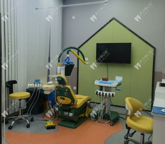 亮象口腔内设儿童诊室及牙椅