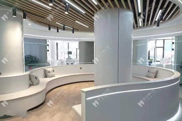 齊齊哈爾美植口腔門診部候診區(qū)域