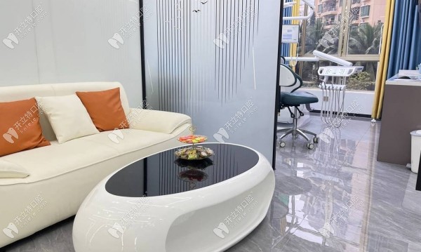 ?？诔C植美龍華口腔診室休息區(qū)