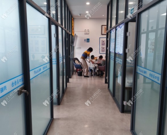 重慶齒齒美口腔賴家橋店走廊