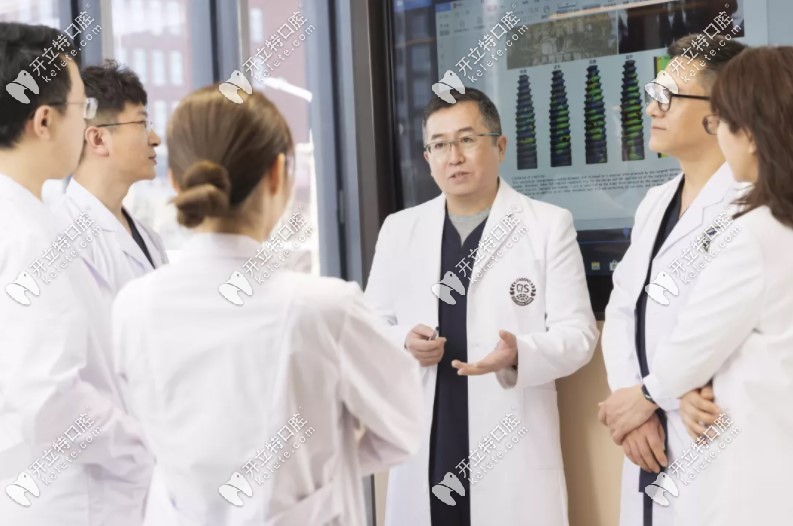 北京勁松口腔汪曉輝醫(yī)生正在講解種植知識