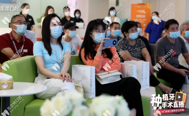 觀眾親眼觀摩整個手術的過程