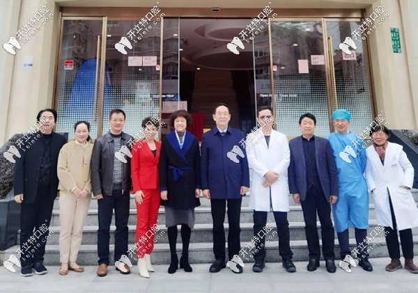 楊浦院區(qū)的雅潔口腔與<!--<i data=20240703-sp></i>-->市社會(huì)醫(yī)療機(jī)構(gòu)協(xié)會(huì)的工作人員合影留念