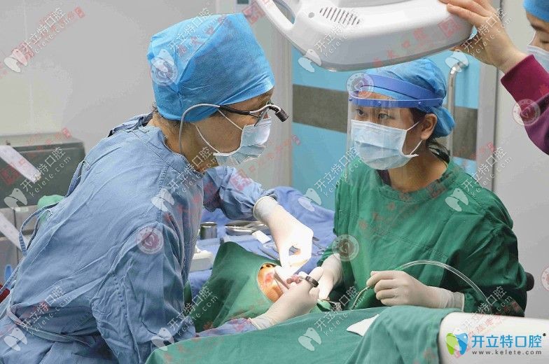 克拉林多博士為65歲老人做雙外頜竇提升與骨粉、骨膜植入手術(shù)