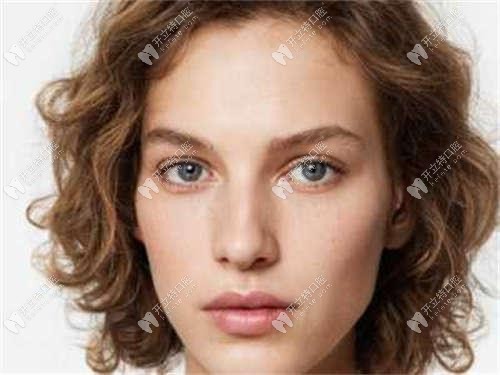 什么是牙齒黑三角?解答牙齦萎縮牙齒黑三角的原因和危害