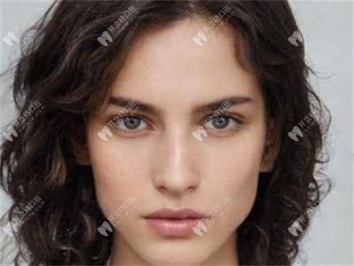 牙齒缺損了做烤瓷牙還是瓷睿刻啊,做過的說說哪個好