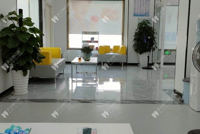 平湖樂(lè)莎莎口腔門診部大廳