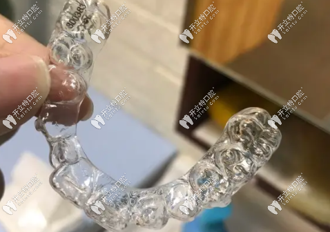 隱適美是進(jìn)口品牌的隱形牙齒矯正器