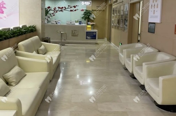 天津美奧口腔南開鼓樓店候診區(qū)