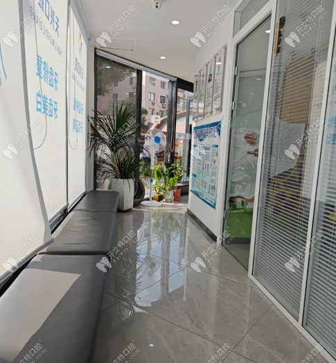 天兴口腔铁东市场店等候区