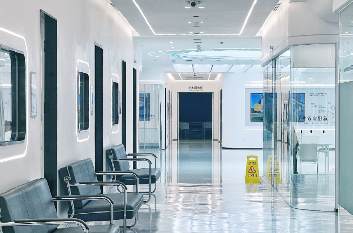 金華婺江口腔是小診所嗎？揭秘中上規(guī)?？谇粰C構(gòu)，種植牙5000元起透明收費