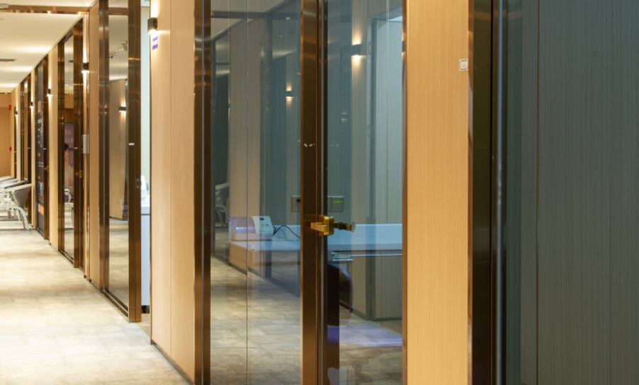 金華婺江口腔醫(yī)院地址電話：婺城區(qū)城北街道！胡苗清醫(yī)生團(tuán)隊(duì)坐診，周末無(wú)休