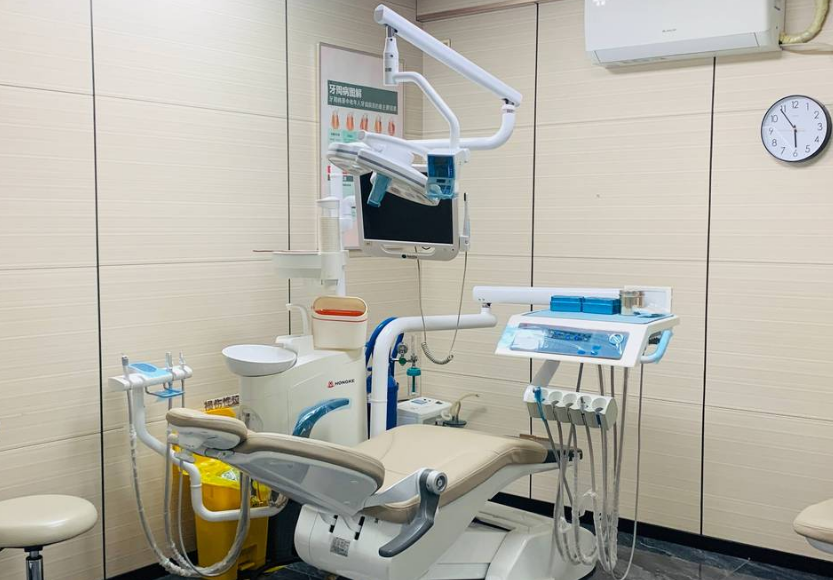 清城區(qū)粵美口腔種牙矯正技術(shù)好