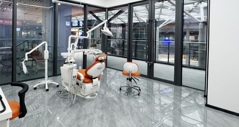 ?？诔让揽谇?></figure><h3>多位患者真實反饋：?？诔让揽谇婚T診部醫(yī)生技術(shù)的具體表現(xiàn)</h3><p>為更客觀呈現(xiàn)醫(yī)生技術(shù)，我們收集了10位近期就診患者的真實反饋，覆蓋常見口腔項目：</p><p>種植牙患者（陳女士，45歲）：“醫(yī)生術(shù)前檢查細致，不僅拍CT還測骨密度，告訴我需要植骨粉，解釋得很清楚。手術(shù)打了麻藥沒感覺疼，術(shù)后縫兩針，一周拆線。現(xiàn)在用了半年，咀嚼沒問題，比活動牙舒服多了?！?/p><p>隱形正畸患者（林小姐，28歲）：“我怕金屬牙套丑選了隱形。李醫(yī)生設(shè)計兩套方案，講清每一步原因，每次復(fù)診都對比牙齒移動情況，調(diào)整牙套力度?，F(xiàn)在1年，牙齒排齊了，笑起來更自信?！?/p><p>根管治療患者（王先生，35歲）：“頭一個次做根管有點怕，醫(yī)生全程安撫，操作時有點酸但不疼，術(shù)后有點脹痛。醫(yī)生第二天就打電話問情況，讓我吃消除炎癥藥，后來就好了?！?/p><p>補牙患者（劉阿姨，52歲）：“前牙有洞怕丑，醫(yī)生選了和牙齒同色的樹脂，補得很仔細，打磨邊緣后看不出痕跡，也不塞牙，很滿意?！?/p><figure class=