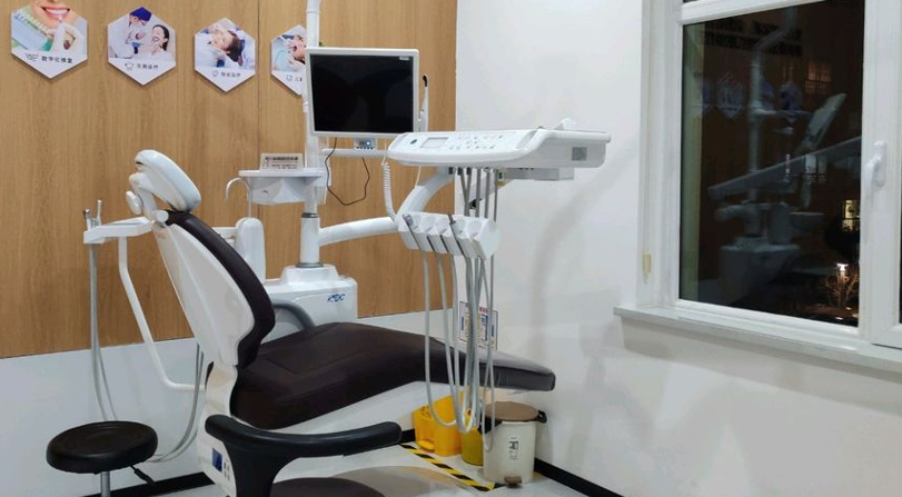 嘉峪關(guān)利齒口腔診所的醫(yī)生團(tuán)隊(duì)：耐心溝通，專門度在線
