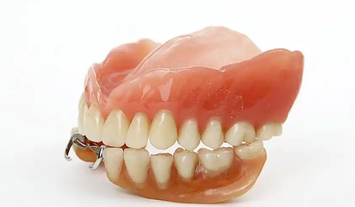 昆明呈貢區(qū)老人全口假牙價(jià)格參考