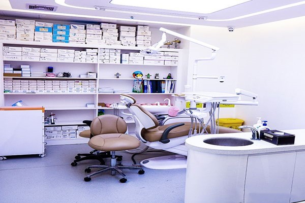 格倫菲爾口腔坪洲店地址在哪？鎖定海城路235號(hào)泰逸大廈1-3樓，地鐵B/D出口直行300米即達(dá)