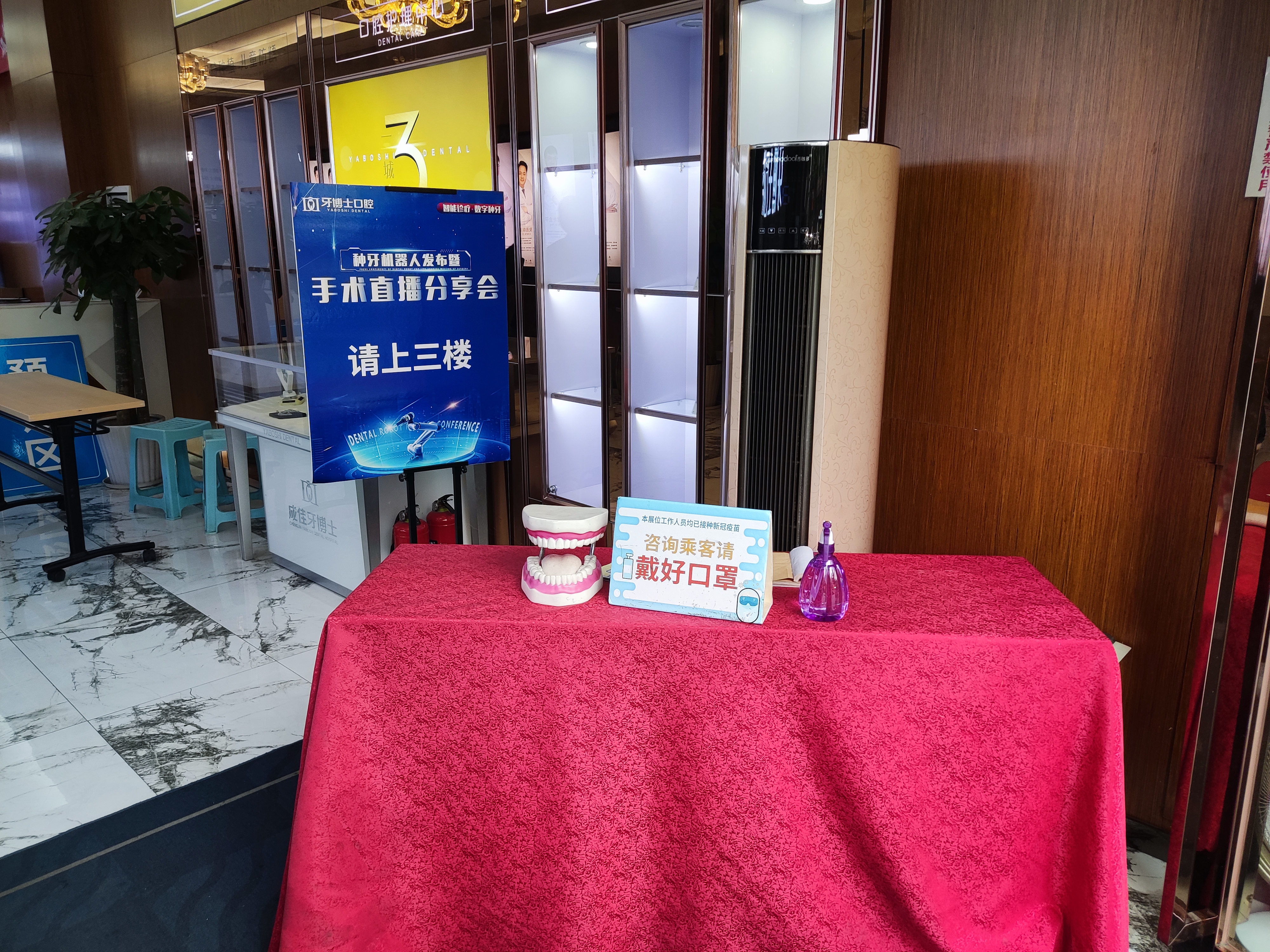 四、 重慶牙博士口腔種牙真實(shí)實(shí)例分享：85歲陳爺爺?shù)摹爸厣敝?></p><h3>四、 重慶牙博士口腔種牙真實(shí)實(shí)例分享：85歲陳爺爺?shù)摹爸厣敝?/h3><p>陳爺爺來自重慶渝北區(qū)，全口牙齒由于長期牙周病脫落，只能靠稀飯和爛面條度日，身體日益消瘦。走訪多家診所均因“年齡大、骨量薄”被拒。</p><p>在牙博士口腔的治療過程：</p><p>診斷：牙博士醫(yī)生團(tuán)隊(duì)通過數(shù)字化分析，確定采用全口All-on-4種植方案。</p><p>手術(shù)：僅利用4顆植體支撐半口牙橋，避開了需要大規(guī)模植骨的區(qū)域。</p><p>反饋：手術(shù)當(dāng)天下午陳爺爺就戴上了臨時(shí)牙冠，嘗試吃了一口軟爛的排骨。陳爺爺感嘆：“幾十年來頭一回感覺吃東西有味了！”</p><p>這種“讓疑難變簡單”的能力，正是重慶牙博士口腔種牙口碑好的基石。m.ke~lete.com</p><h3>五、 貼心服務(wù)：為什么說牙博士很“靠譜”？</h3><p>公辦醫(yī)生定期坐診：牙博士不僅擁有自有行家團(tuán)隊(duì)，還常年邀請(qǐng)重慶本地公辦口腔醫(yī)院醫(yī)生進(jìn)行技術(shù)交流與聯(lián)合會(huì)診。</p><p>質(zhì)保：每一顆在牙博士植入的植體，都擁有品牌身份碼，支持國內(nèi)外聯(lián)保及院內(nèi)終身維護(hù)，解決了患者的后顧之憂。</p><p>舒適化診療：針對(duì)看牙恐懼癥患者，提供微創(chuàng)基本不疼技術(shù)和心理疏導(dǎo)，讓種牙像午睡一樣輕松。</p><p style=