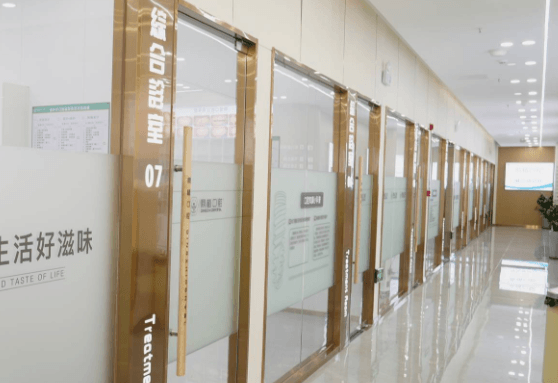 深圳福民鼎植口腔门诊部怎么样?2026年过来人说:种牙价格透明无隐形消费、医生团队强、卫健委备案、齿U小程序预约、环境消毒到位!